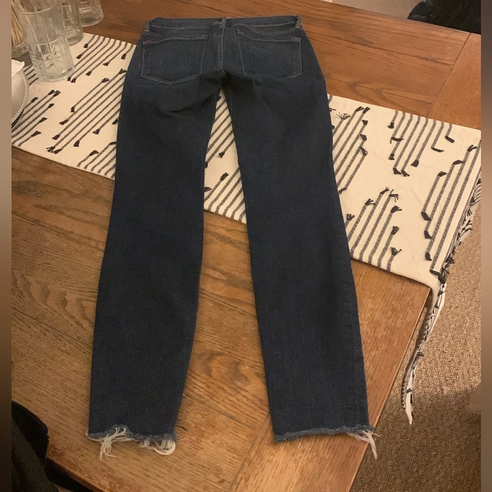 Frame Le Skinny de Jeanne jeans in Astell wash. Mid rise skinny fit. Astell wash